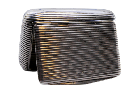  Caixa de rapé em prata canelada e tampa articulada.